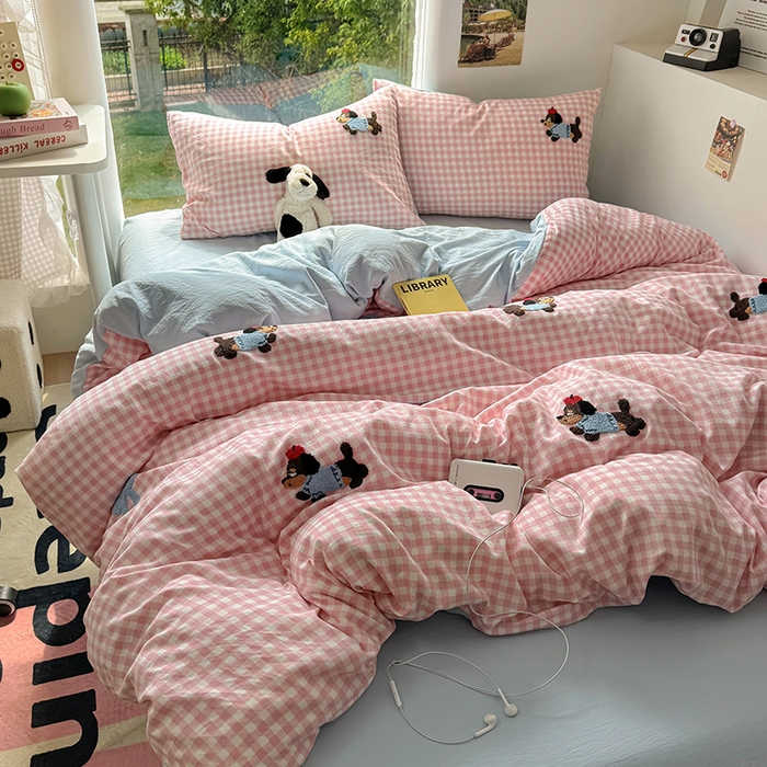 91家纺网 家纺一手货源 找家纺 耀达家居 2025新款A类水洗棉毛巾绣四件套 粉格腊肠狗