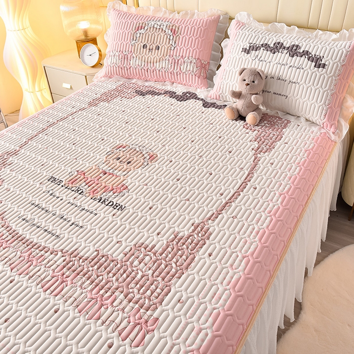 91家纺网 家纺一手货源 找家纺 炫拼家纺 2025新款凉感丝印花床裙款乳胶凉席三件套 爱丽丝小熊