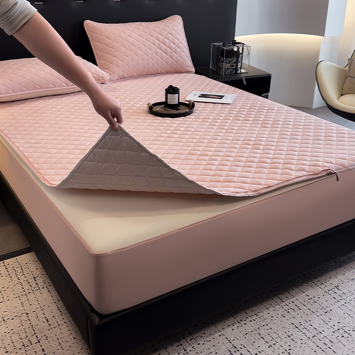 91家纺网 家纺一手货源 找家纺 叠派家纺 2025新款5A抗菌A类夹棉床笠经典款防水款系列 山茶粉-小格子经典款