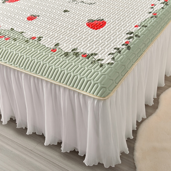 91家纺网 家纺一手货源 找家纺 炫拼家纺 2025新款凉感丝印花床裙款乳胶凉席三件套 草莓园