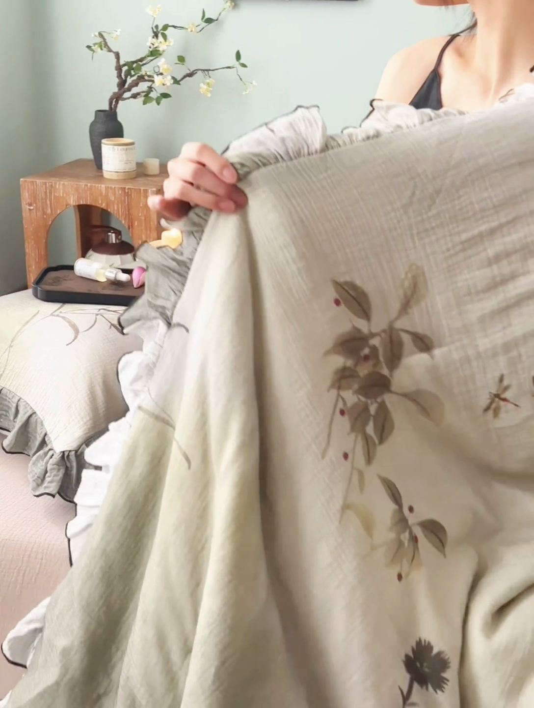 91家纺网 家纺一手货源 找家纺 安莱生活 2025新款全棉精梳棉双层纱绉纱数码印花四件套 烟雨江南-绿