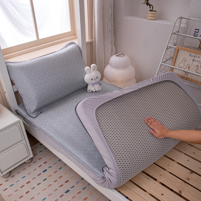 91家纺网 家纺一手货源 找家纺 凌云家纺  2025新款提花凉感冰丝席床笠款三明治凉席三件套 菱格-灰