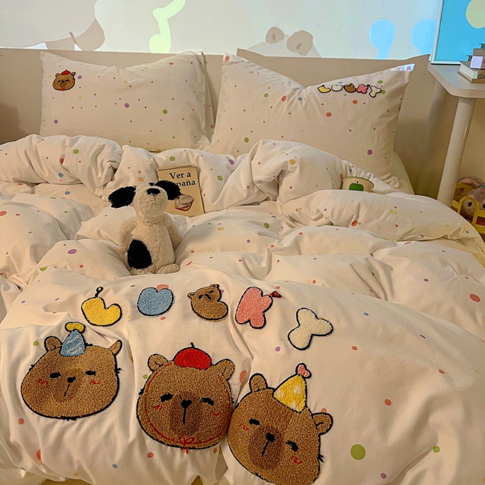 91家纺网 家纺一手货源 找家纺 2025新款专版高克重超萌卡通格子双拼毛巾绣软糯糯水洗棉四件套（场景二） 糖果卡皮巴拉