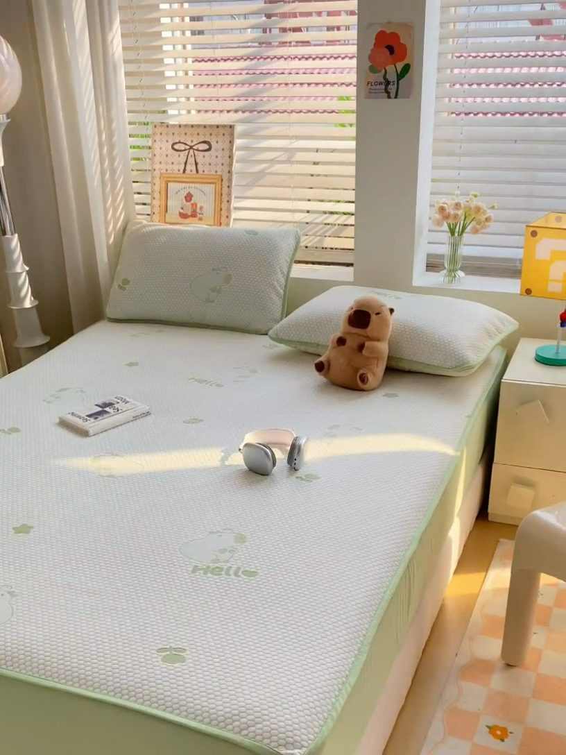 91家纺网 家纺一手货源 找家纺 春寻家纺 2025新款冰豆豆冰丝凉席-卡皮巴拉系列 床笠款-卡皮巴拉-绿