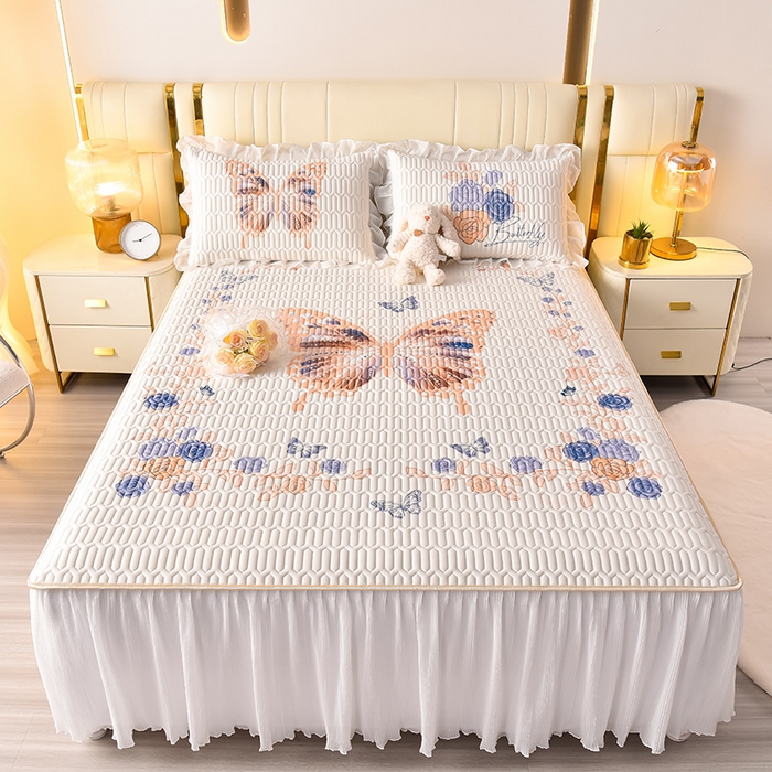 91家纺网 家纺一手货源 找家纺 炫拼家纺 2025新款凉感丝印花床裙款乳胶凉席三件套 蝶恋