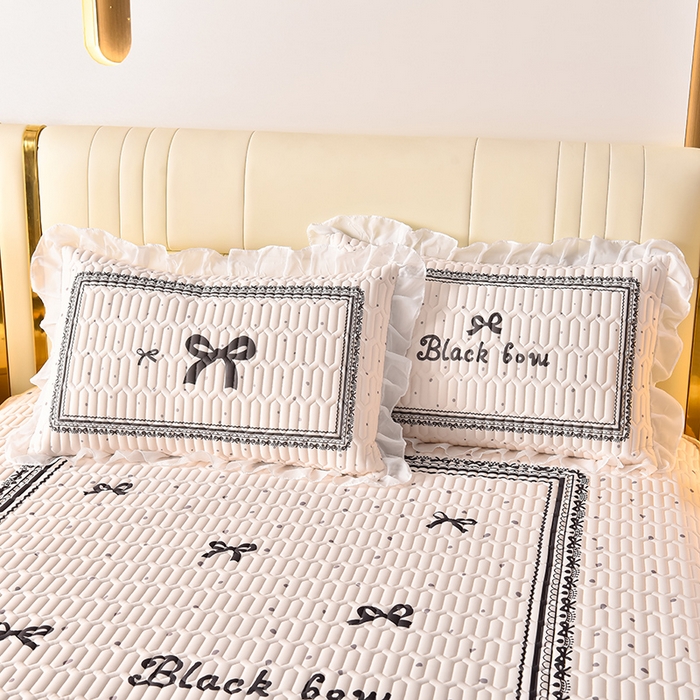 91家纺网 家纺一手货源 找家纺 炫拼家纺 2025新款凉感丝印花床裙款乳胶凉席三件套 可可少女