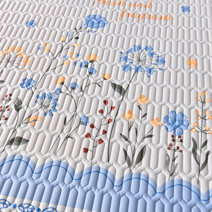 91家纺网 家纺一手货源 找家纺 炫拼家纺 2025新款凉感丝印花床裙款乳胶凉席三件套 夏薇花