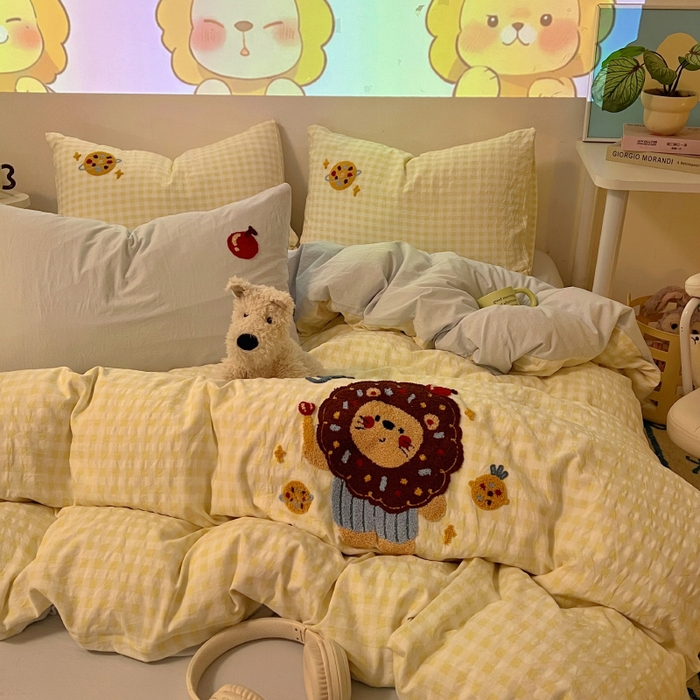 91家纺网 家纺一手货源 找家纺 2025新款专版高克重超萌卡通格子双拼毛巾绣软糯糯水洗棉四件套（场景二） 狮子饼干