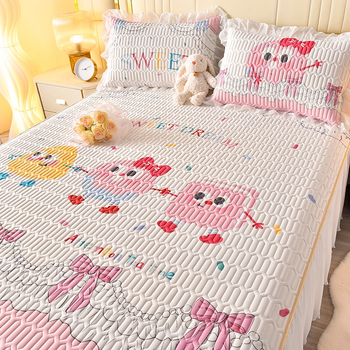 91家纺网 家纺一手货源 找家纺 炫拼家纺 2025新款凉感丝印花床裙款乳胶凉席三件套 甜心派