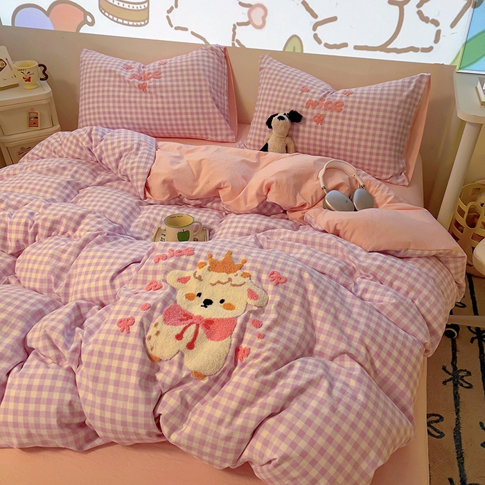 91家纺网 家纺一手货源 找家纺 2025新款专版高克重超萌卡通格子双拼毛巾绣软糯糯水洗棉四件套（场景二） 蝴蝶结羊驼