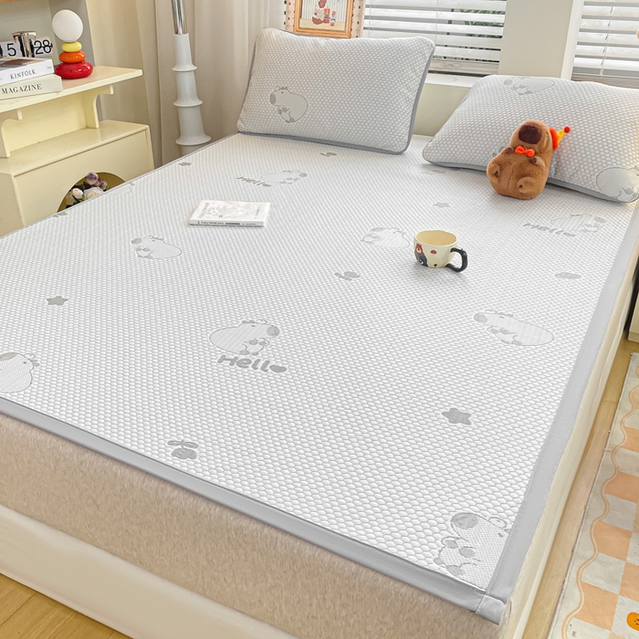 91家纺网 家纺一手货源 找家纺 春寻家纺 2025新款冰豆豆冰丝凉席-卡皮巴拉系列 床单款-卡皮巴拉-灰