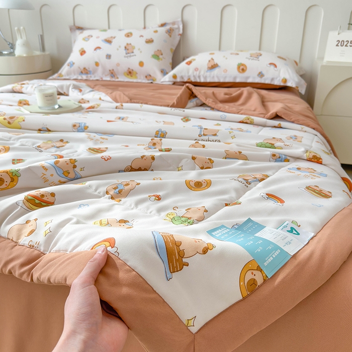 91家纺网 家纺一手货源 找家纺 宝士康家纺 2025新款10A抗菌针织夏被四件套 卡皮巴拉