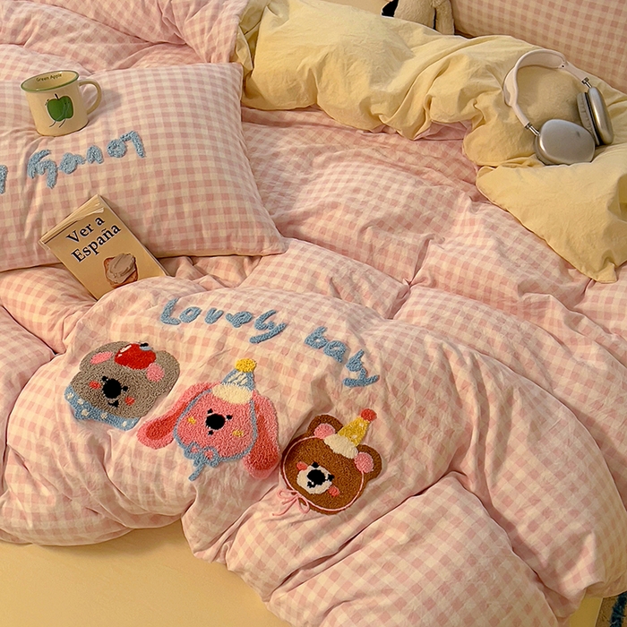 91家纺网 家纺一手货源 找家纺 2025新款专版高克重超萌卡通格子双拼毛巾绣软糯糯水洗棉四件套（场景二） 森林派对