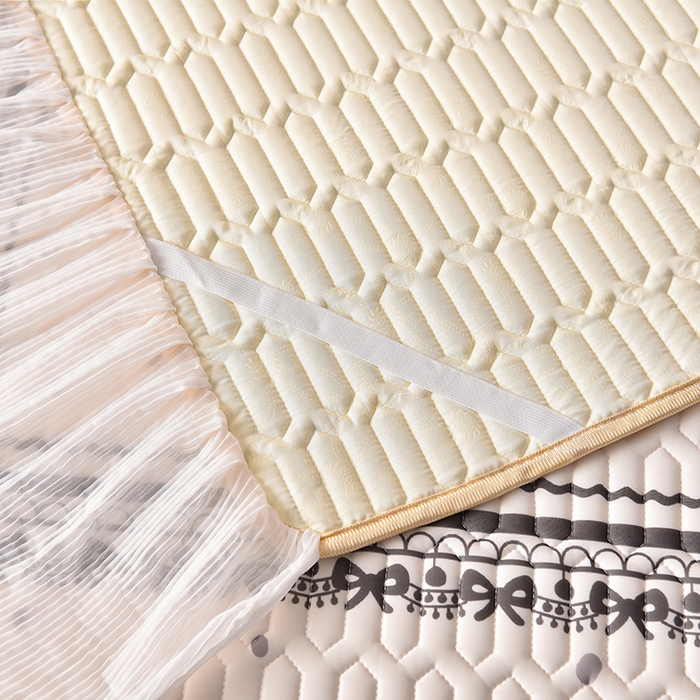 91家纺网 家纺一手货源 找家纺 炫拼家纺 2025新款凉感丝印花床裙款乳胶凉席三件套 可可少女