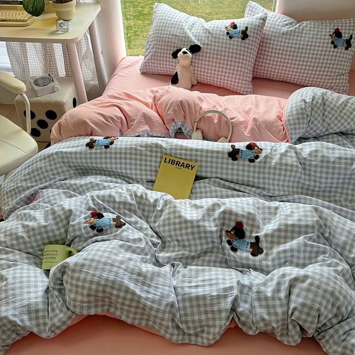 91家纺网 家纺一手货源 找家纺 耀达家居 2025新款A类水洗棉毛巾绣四件套 蓝格腊肠狗