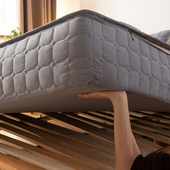 91家纺网 家纺一手货源 找家纺 叠派家纺 2025新款5A抗菌A类夹棉床笠经典款防水款系列 五面夹棉-经典格月光灰