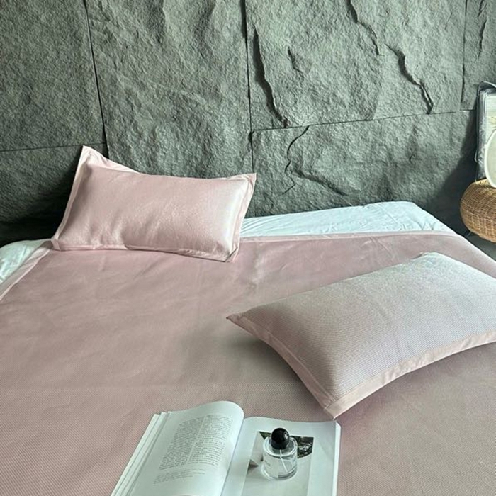 91家纺网 家纺一手货源 找家纺 美丽坊 2025新款轻奢三明治冰藤抗菌凉席三件套 卡曼粉