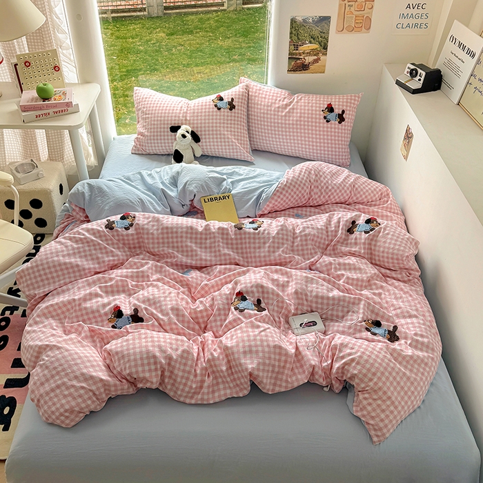 91家纺网 家纺一手货源 找家纺 耀达家居 2025新款A类水洗棉毛巾绣四件套 粉格腊肠狗