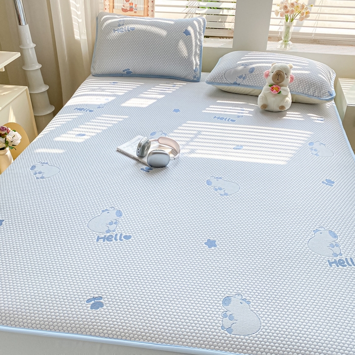 91家纺网 家纺一手货源 找家纺 （总）春寻家纺 2025新款直播爆款卡皮巴拉系列凉豆豆冰丝凉席三件套床单款床笠款可水洗机洗夏季凉感冰豆豆空调席软席子