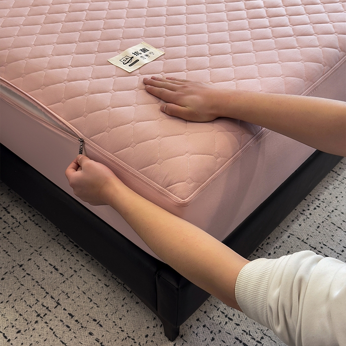 91家纺网 家纺一手货源 找家纺 叠派家纺 2025新款5A抗菌A类夹棉床笠经典款防水款系列 山茶粉-小格子经典款