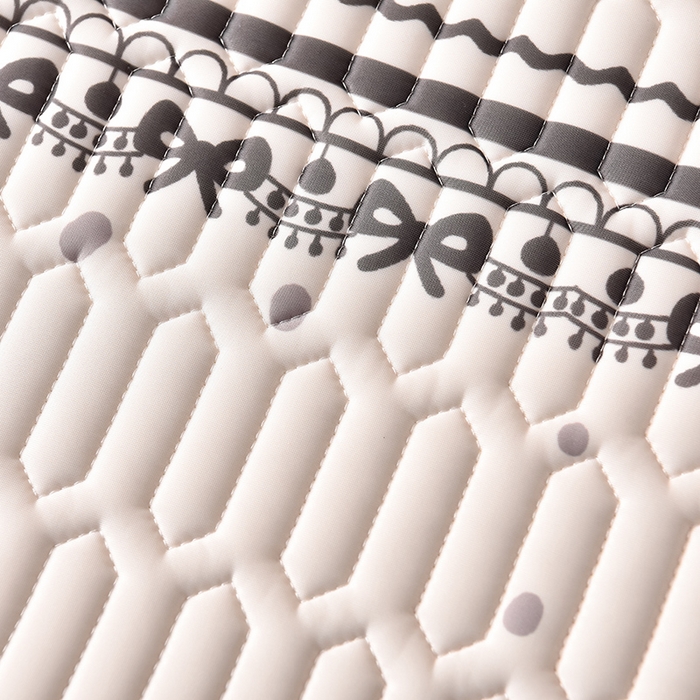 91家纺网 家纺一手货源 找家纺 炫拼家纺 2025新款凉感丝印花床裙款乳胶凉席三件套 可可少女