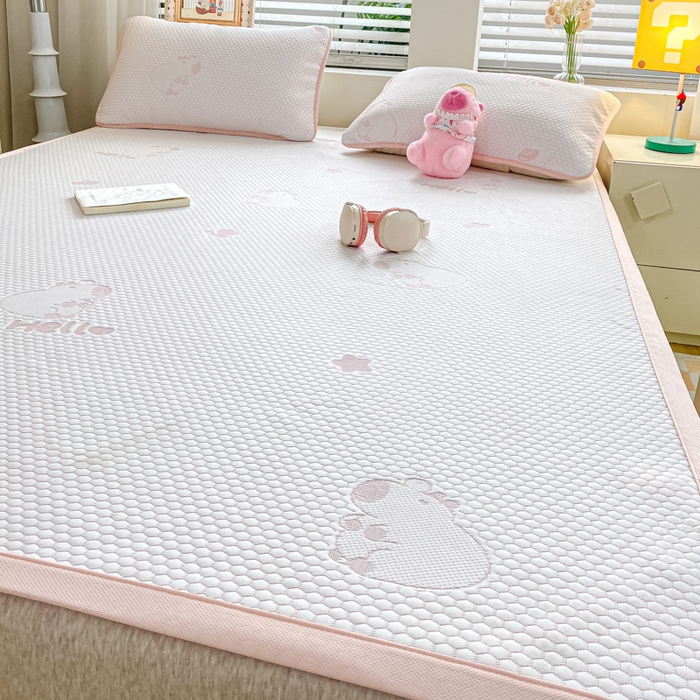 91家纺网 家纺一手货源 找家纺 春寻家纺 2025新款冰豆豆冰丝凉席-卡皮巴拉系列 床单款-卡皮巴拉-粉