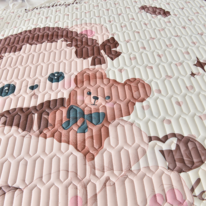 91家纺网 家纺一手货源 找家纺 炫拼家纺 2025新款凉感丝印花床裙款乳胶凉席三件套 可可熊