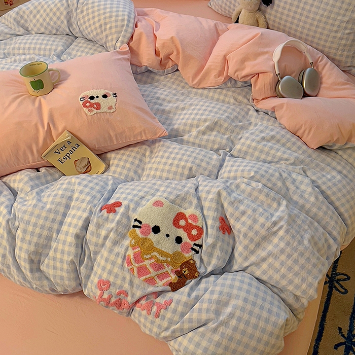 91家纺网 家纺一手货源 找家纺 （总）2025新款专版高克重超萌卡通格子双拼毛巾绣软糯糯水洗棉四件套（场景二）