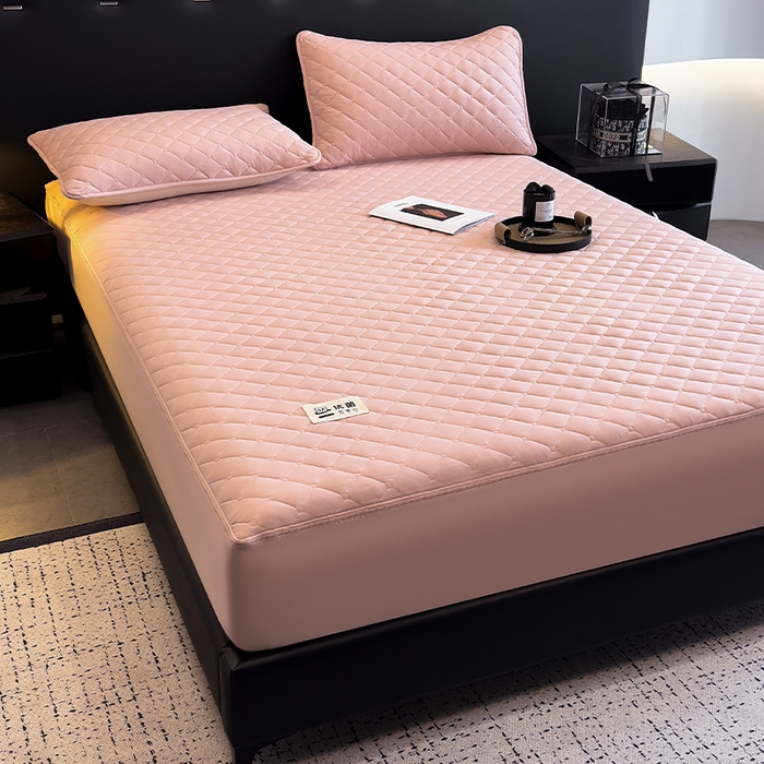 91家纺网 家纺一手货源 找家纺 叠派家纺 2025新款5A抗菌A类夹棉床笠经典款防水款系列 山茶粉-小格子经典款