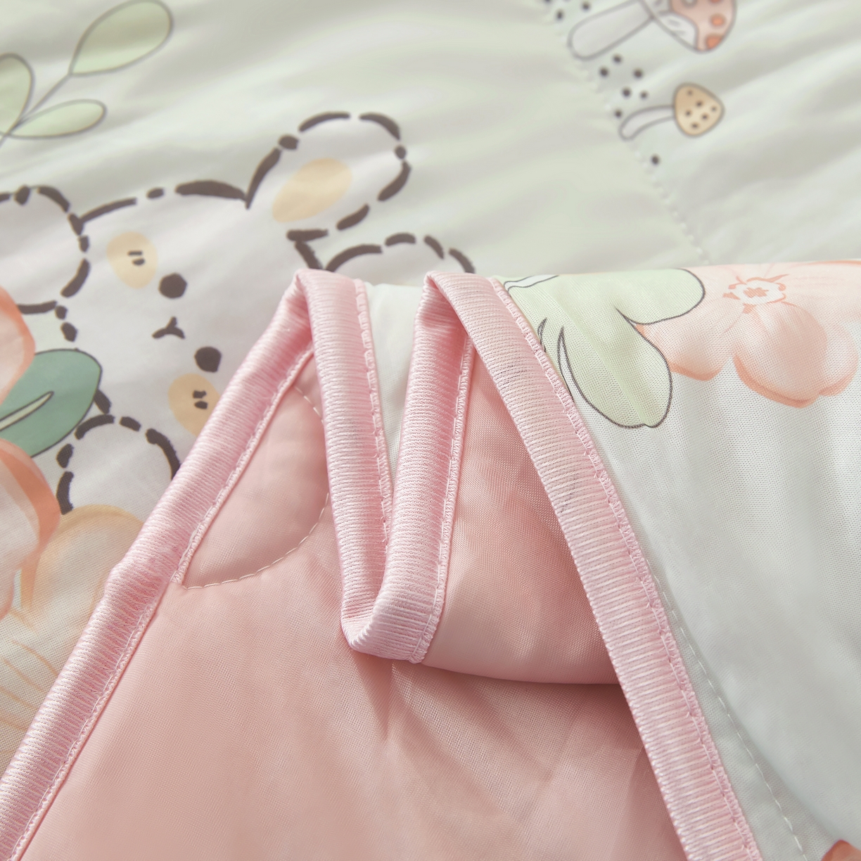 91家纺网 家纺一手货源 找家纺 柏薇 2025新款冰激凌凉感丝印花夏凉被 开心兔子