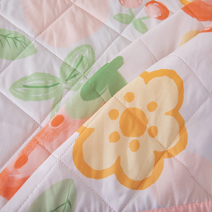 91家纺网 家纺一手货源 找家纺 富艺隆 2025新款超声波亲肤绒夏被夏凉被直播爆款超声波夏被空调被 草莓物语