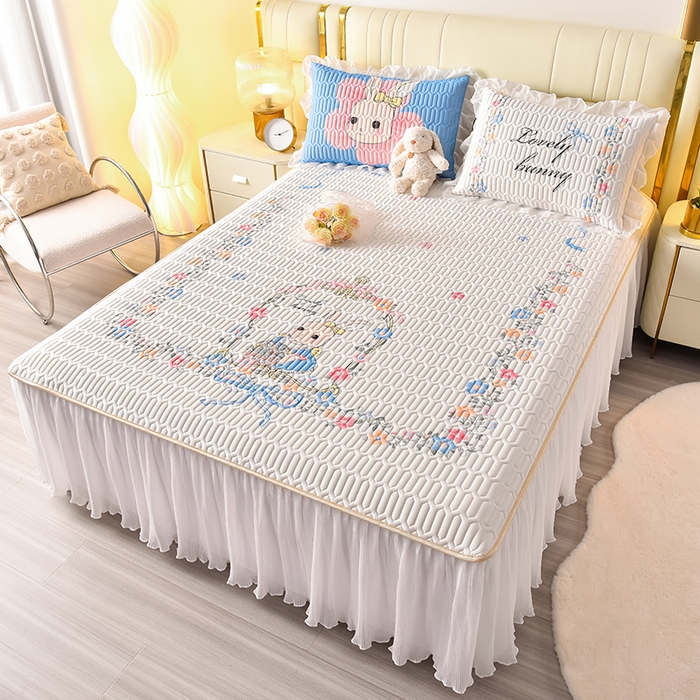 91家纺网 家纺一手货源 找家纺 炫拼家纺 2025新款凉感丝印花床裙款乳胶凉席三件套 彼得花园