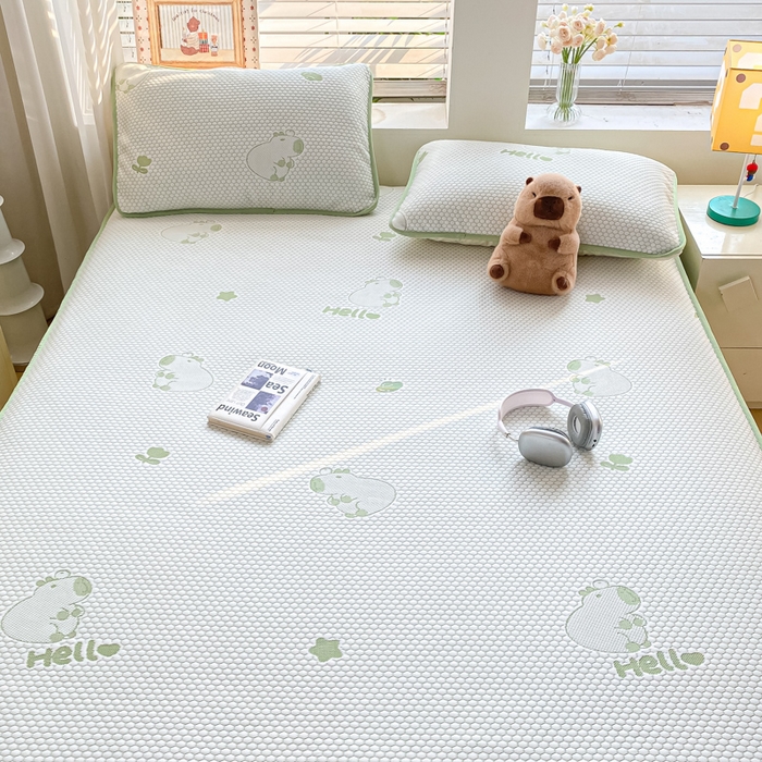 91家纺网 家纺一手货源 找家纺 春寻家纺 2025新款冰豆豆冰丝凉席-卡皮巴拉系列 床笠款-卡皮巴拉-绿