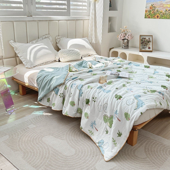 91家纺网 家纺一手货源 找家纺 富艺隆 2025新款A类水洗棉双层纱夏被水洗棉麻空调被直播爆款大豆夏被 恐龙星球