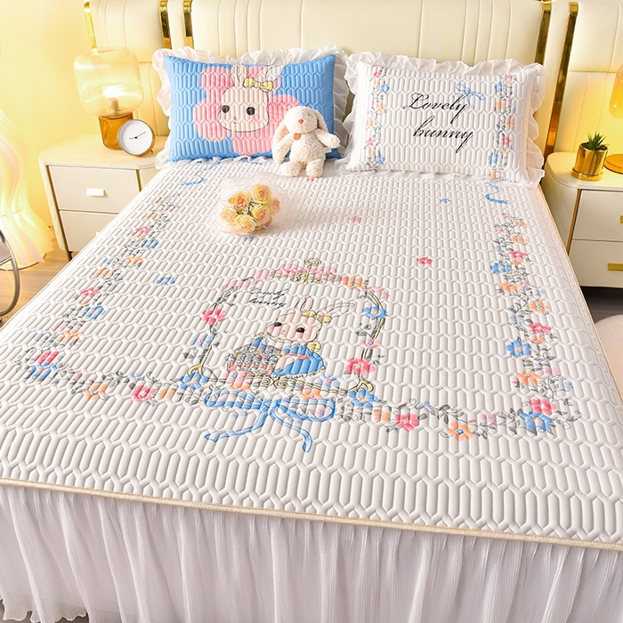 91家纺网 家纺一手货源 找家纺 炫拼家纺 2025新款凉感丝印花床裙款乳胶凉席三件套 彼得花园