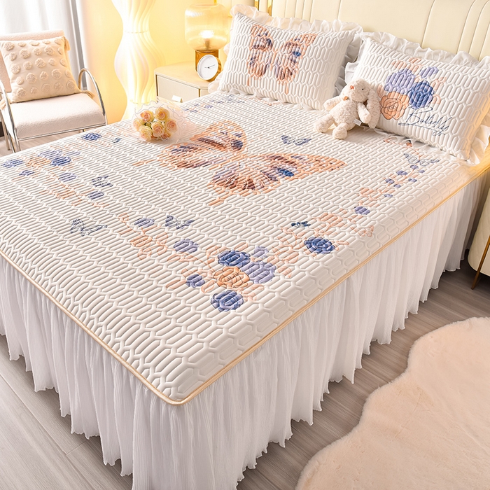 91家纺网 家纺一手货源 找家纺 炫拼家纺 2025新款凉感丝印花床裙款乳胶凉席三件套 蝶恋