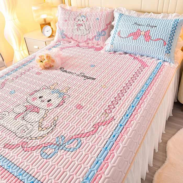 91家纺网 家纺一手货源 找家纺 炫拼家纺 2025新款凉感丝印花床裙款乳胶凉席三件套 美美龙