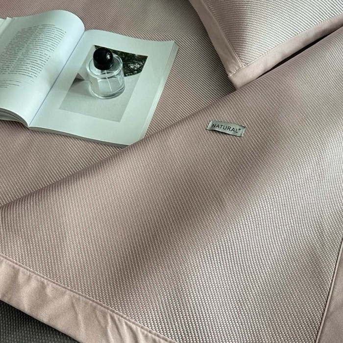 91家纺网 家纺一手货源 找家纺 美丽坊 2025新款轻奢三明治冰藤抗菌凉席三件套 卡曼粉