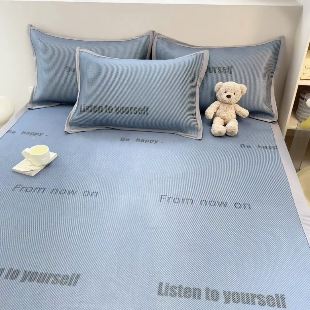 91家纺网 家纺一手货源 找家纺 2025新款懒猫600D数码印花冰藤凉席 简约生活