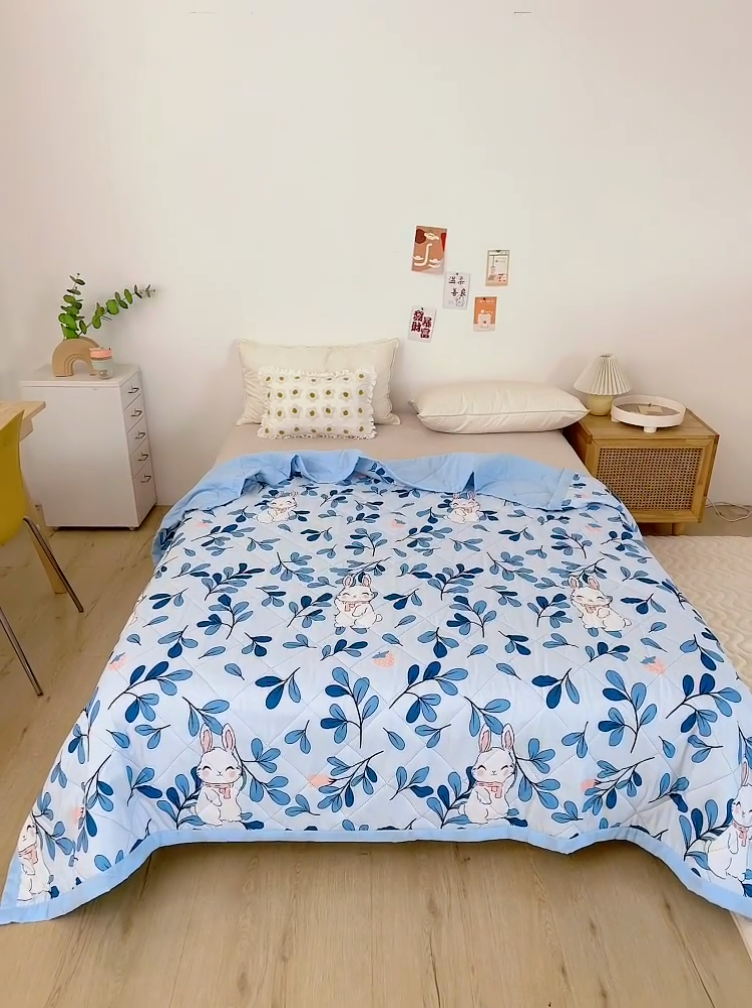 91家纺网 家纺一手货源 找家纺 富艺隆 2025新款超声波亲肤绒夏被夏凉被直播爆款超声波夏被空调被 菲菲兔