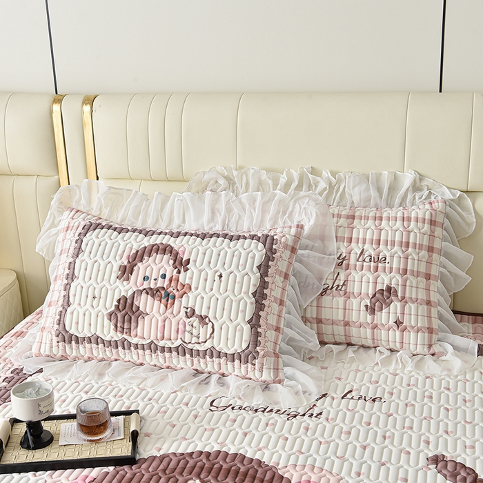 91家纺网 家纺一手货源 找家纺 炫拼家纺 2025新款凉感丝印花床裙款乳胶凉席三件套 可可熊