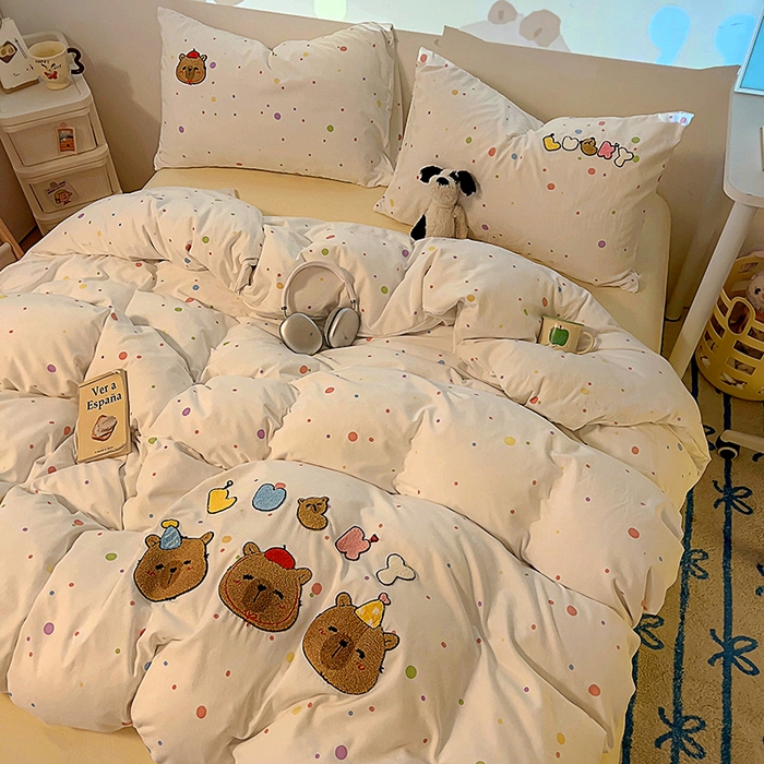 91家纺网 家纺一手货源 找家纺 2025新款专版高克重超萌卡通格子双拼毛巾绣软糯糯水洗棉四件套（场景二） 糖果卡皮巴拉