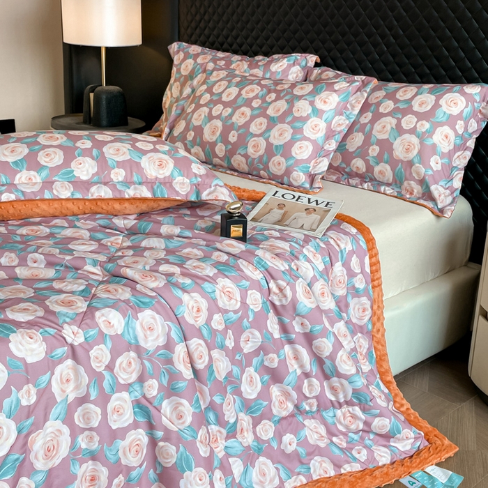 91家纺网 家纺一手货源 找家纺 宝士康家纺 2025新款10A抗菌双层纱豆豆绒夏被 夏日玫瑰