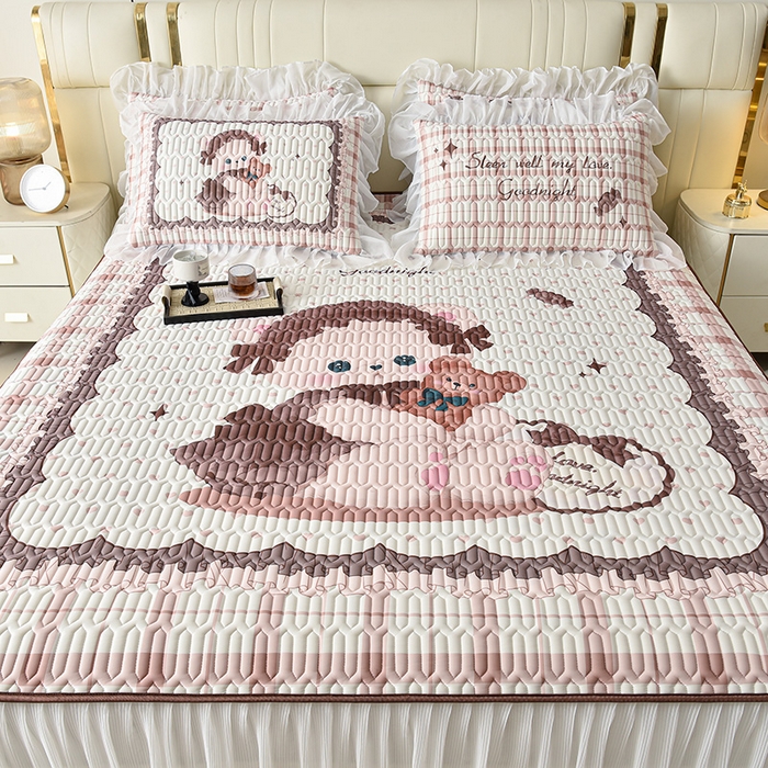 91家纺网 家纺一手货源 找家纺 炫拼家纺 2025新款凉感丝印花床裙款乳胶凉席三件套 可可熊