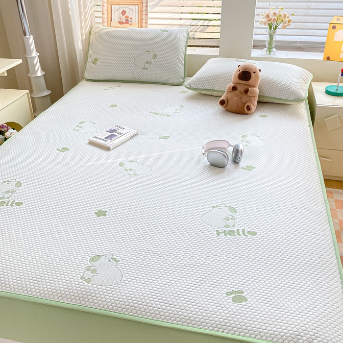 91家纺网 家纺一手货源 找家纺 春寻家纺 2025新款冰豆豆冰丝凉席-卡皮巴拉系列 床笠款-卡皮巴拉-绿