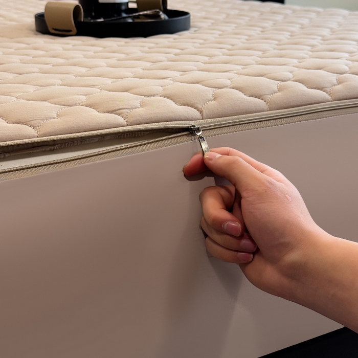 91家纺网 家纺一手货源 找家纺 叠派家纺 2025新款5A抗菌A类夹棉床笠经典款防水款系列 米色-梅花经典款