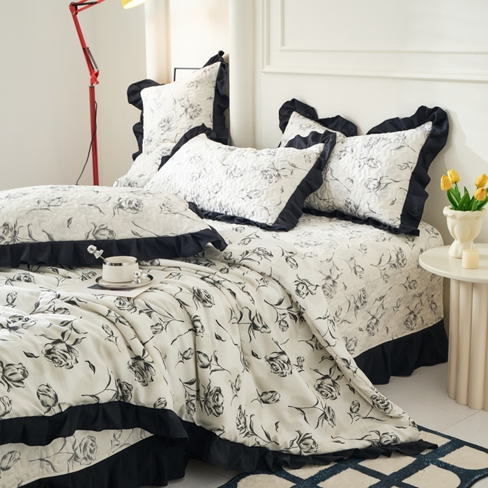 91家纺网 家纺一手货源 找家纺 蝶帕家纺 2025新款法式赫本风韩版花边床盖款夏被四件套 水墨玫瑰