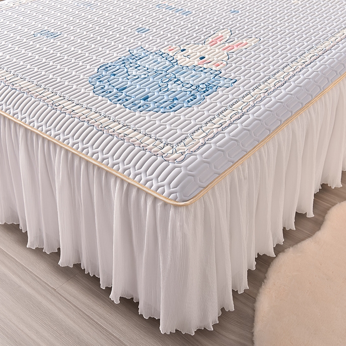 91家纺网 家纺一手货源 找家纺 炫拼家纺 2025新款凉感丝印花床裙款乳胶凉席三件套 芭比兔