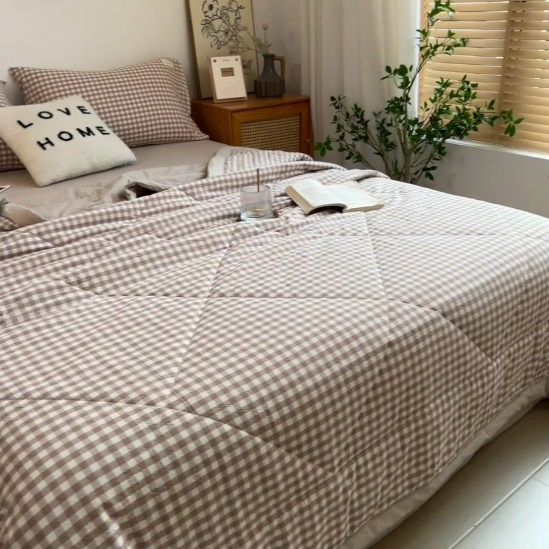 91家纺网 家纺一手货源 找家纺 宝士康家纺 2025新款10A抗菌无印风夏被四件套 咖小格