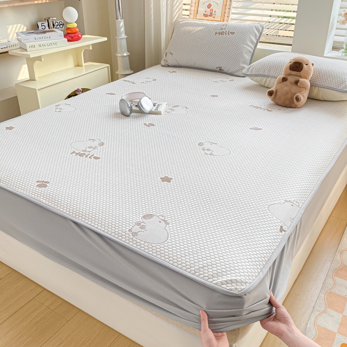 91家纺网 家纺一手货源 找家纺 春寻家纺 2025新款冰豆豆冰丝凉席-卡皮巴拉系列 床笠款-卡皮巴拉-咖